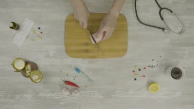 Ahşap stand üstten görünüm adam kesme sosis veya jambon. Düşük kalorili kielbasa sosisi birkaç dilim Üstten Görünüm