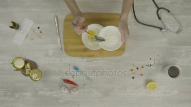 Üstten Görünüm pişirme için hamur. Erkek el ekmek buğday taze kulakları bir sürü hazırlarken un bir fırın sayaçta yığını içine bir yumurta kırma