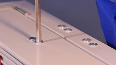 İnşaat işçisi pencere üretimi üzerinde yükleme. Cam paneller için Pvc pencere eşiği montaj işçi. İmalat işleri. Alüminyum ve Pvc pencere ve kapı üretimi için fabrika.