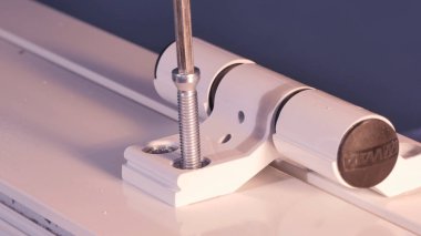 İnşaat işçisi pencere üretimi üzerinde yükleme. Cam paneller için Pvc pencere eşiği montaj işçi. İmalat işleri. Alüminyum ve Pvc pencere ve kapı üretimi için fabrika.