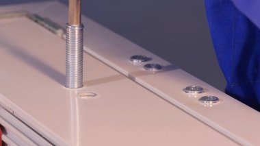 İnşaat işçisi pencere üretimi üzerinde yükleme. Cam paneller için Pvc pencere eşiği montaj işçi. İmalat işleri. Alüminyum ve Pvc pencere ve kapı üretimi için fabrika.