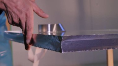 Cam yapma. Cam pencere imalatı için yapma. Cam reinforcied teyp tarafından. Camın köşesinde taping güçlendiren bant kullanarak alt taşlama sonra. Sanayi