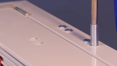 İnşaat işçisi pencere üretimi üzerinde yükleme. Cam paneller için Pvc pencere eşiği montaj işçi. İmalat işleri. Alüminyum ve Pvc pencere ve kapı üretimi için fabrika.