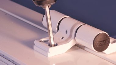 İnşaat işçisi pencere üretimi üzerinde yükleme. Cam paneller için Pvc pencere eşiği montaj işçi. İmalat işleri. Alüminyum ve Pvc pencere ve kapı üretimi için fabrika.