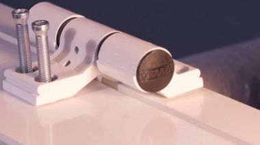 İnşaat işçisi pencere üretimi üzerinde yükleme. Cam paneller için Pvc pencere eşiği montaj işçi. İmalat işleri. Alüminyum ve Pvc pencere ve kapı üretimi için fabrika.