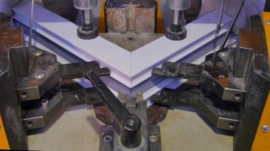 Kaynak Makinası fabrikasında çalışan işçi. PVC pencere Kaynak Makinası. Alüminyum pencere çerçeve basın makine. Çalışan bir pencere plastik üretir. Tehlike işareti ile endüstriyel basın yakın çekim.