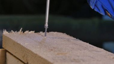 Ana yönetim kurulu matkap delik matkap. Vida ahşap içine tahrik ediliyor. Elektrikli matkap. Mobilya montaj. Master bir delik matkap girer. Vidalı elektrikli Matkap tarafından sıkılır. Bina Yöneticisi
