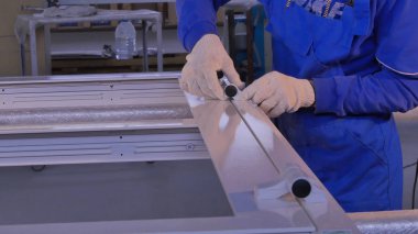 İmalat işleri. Alüminyum ve Pvc pencere ve kapı üretimi için fabrika. Plastik Pvc pencere için yükleme aksesuarlar. Tornavida veya matkap. Pencere işleyicisi tarafından elektrik erkek Ellerini bağlayın