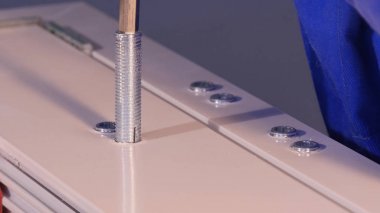 İnşaat işçisi pencere üretimi üzerinde yükleme. Cam paneller için Pvc pencere eşiği montaj işçi. İmalat işleri. Alüminyum ve Pvc pencere ve kapı üretimi için fabrika.