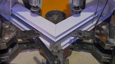 Kaynak Makinası fabrikasında çalışan işçi. PVC pencere Kaynak Makinası. Alüminyum pencere çerçeve basın makine. Çalışan bir pencere plastik üretir. Tehlike işareti ile endüstriyel basın yakın çekim.