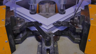 Kaynak Makinası fabrikasında çalışan işçi. PVC pencere Kaynak Makinası. Alüminyum pencere çerçeve basın makine. Çalışan bir pencere plastik üretir. Tehlike işareti ile endüstriyel basın yakın çekim.