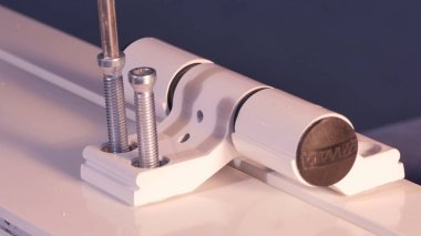 İnşaat işçisi pencere üretimi üzerinde yükleme. Cam paneller için Pvc pencere eşiği montaj işçi. İmalat işleri. Alüminyum ve Pvc pencere ve kapı üretimi için fabrika.