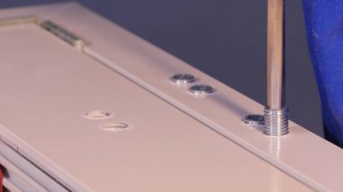 İnşaat işçisi pencere üretimi üzerinde yükleme. Cam paneller için Pvc pencere eşiği montaj işçi. İmalat işleri. Alüminyum ve Pvc pencere ve kapı üretimi için fabrika.