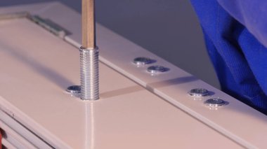 İnşaat işçisi pencere üretimi üzerinde yükleme. Cam paneller için Pvc pencere eşiği montaj işçi. İmalat işleri. Alüminyum ve Pvc pencere ve kapı üretimi için fabrika.