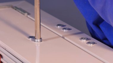 İnşaat işçisi pencere üretimi üzerinde yükleme. Cam paneller için Pvc pencere eşiği montaj işçi. İmalat işleri. Alüminyum ve Pvc pencere ve kapı üretimi için fabrika.