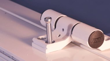 İnşaat işçisi pencere üretimi üzerinde yükleme. Cam paneller için Pvc pencere eşiği montaj işçi. İmalat işleri. Alüminyum ve Pvc pencere ve kapı üretimi için fabrika.