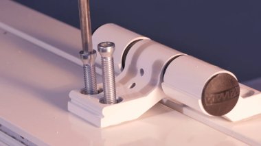 İnşaat işçisi pencere üretimi üzerinde yükleme. Cam paneller için Pvc pencere eşiği montaj işçi. İmalat işleri. Alüminyum ve Pvc pencere ve kapı üretimi için fabrika.