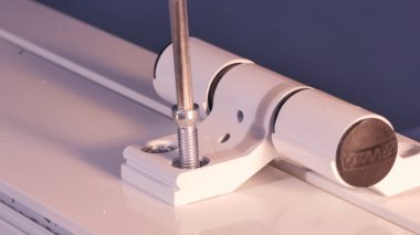 İnşaat işçisi pencere üretimi üzerinde yükleme. Cam paneller için Pvc pencere eşiği montaj işçi. İmalat işleri. Alüminyum ve Pvc pencere ve kapı üretimi için fabrika.