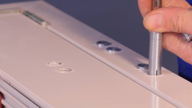 İnşaat işçisi pencere üretimi üzerinde yükleme. Cam paneller için Pvc pencere eşiği montaj işçi. İmalat işleri. Alüminyum ve Pvc pencere ve kapı üretimi için fabrika.