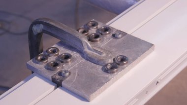 Alüminyum ve metal elektrikli matkap kullanarak delinmiştir delik. Alüminyum veya metal metal atölyesinde closeup elektrikli matkapla Delme. Yassı çelik plaka Delme tezgah matkap ile çalışan.
