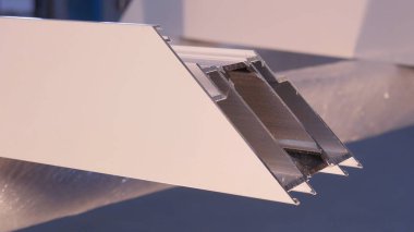 Pencere kapalı onarmak için silikon tüp kullanarak çalışan eller. Alüminyum pencere ayrıntılar. İnşaat işçisi pencere işyerinde yükleme. İhtiyar bir silikon tüp için kullanarak Backview