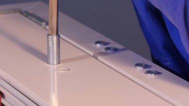 İnşaat işçisi pencere üretimi üzerinde yükleme. Cam paneller için Pvc pencere eşiği montaj işçi. İmalat işleri. Alüminyum ve Pvc pencere ve kapı üretimi için fabrika.