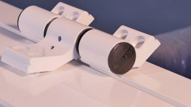 İnşaat işçisi pencere üretimi üzerinde yükleme. Cam paneller için Pvc pencere eşiği montaj işçi. İmalat işleri. Alüminyum ve Pvc pencere ve kapı üretimi için fabrika.