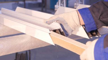 Pencere kapalı onarmak için silikon tüp kullanarak çalışan eller. Alüminyum pencere ayrıntılar. İnşaat işçisi pencere işyerinde yükleme. İhtiyar bir silikon tüp için kullanarak Backview