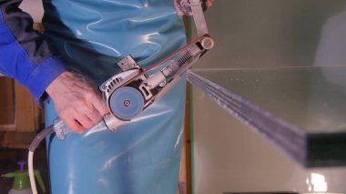 Cam parlatma için özel bir makine. Cam taşlama. çalışan Manuel cam parlatma. Bileme ve parlatma cam için özel ekipman.