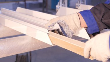 Pencere kapalı onarmak için silikon tüp kullanarak çalışan eller. Alüminyum pencere ayrıntılar. İnşaat işçisi pencere işyerinde yükleme. İhtiyar bir silikon tüp için kullanarak Backview