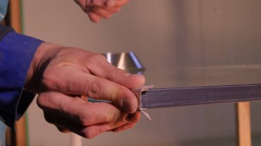 Cam yapma. Cam pencere imalatı için yapma. Cam reinforcied teyp tarafından. Camın köşesinde taping güçlendiren bant kullanarak alt taşlama sonra. Sanayi