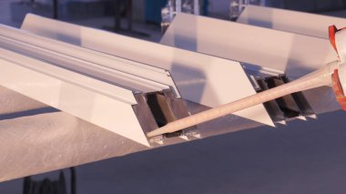 Pencere kapalı onarmak için silikon tüp kullanarak çalışan eller. Alüminyum pencere ayrıntılar. İnşaat işçisi pencere işyerinde yükleme. İhtiyar bir silikon tüp için kullanarak Backview