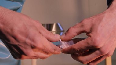 Cam yapma. Cam pencere imalatı için yapma. Cam reinforcied teyp tarafından. Camın köşesinde taping güçlendiren bant kullanarak alt taşlama sonra. Sanayi