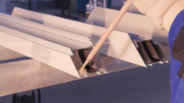 Pencere kapalı onarmak için silikon tüp kullanarak çalışan eller. Alüminyum pencere ayrıntılar. İnşaat işçisi pencere işyerinde yükleme. İhtiyar bir silikon tüp için kullanarak Backview