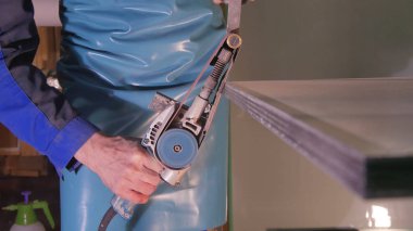 Cam yapma. Cam pencere imalatı için yapma. Cam reinforcied teyp tarafından. Camın köşesinde taping güçlendiren bant kullanarak alt taşlama sonra. Sanayi