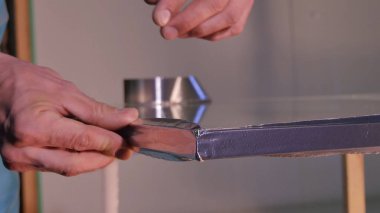 Cam yapma. Cam pencere imalatı için yapma. Cam reinforcied teyp tarafından. Camın köşesinde taping güçlendiren bant kullanarak alt taşlama sonra. Sanayi