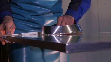 Cam yapma. Cam pencere imalatı için yapma. Cam reinforcied teyp tarafından. Camın köşesinde taping güçlendiren bant kullanarak alt taşlama sonra. Sanayi