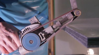 Cam parlatma için özel bir makine. Cam taşlama. çalışan Manuel cam parlatma. Bileme ve parlatma cam için özel ekipman.