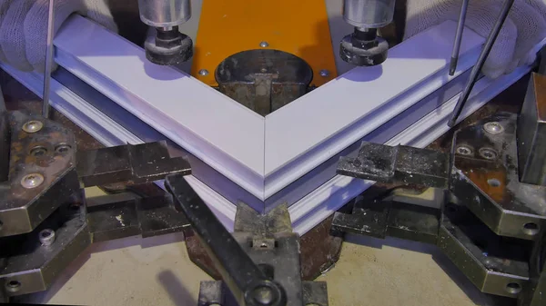 Kaynak Makinası fabrikasında çalışan işçi. PVC pencere Kaynak Makinası. Alüminyum pencere çerçeve basın makine. Çalışan bir pencere plastik üretir. Tehlike işareti ile endüstriyel basın yakın çekim.