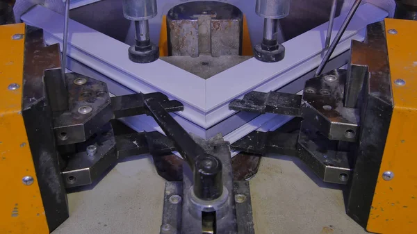 Kaynak Makinası fabrikasında çalışan işçi. PVC pencere Kaynak Makinası. Alüminyum pencere çerçeve basın makine. Çalışan bir pencere plastik üretir. Tehlike işareti ile endüstriyel basın yakın çekim.