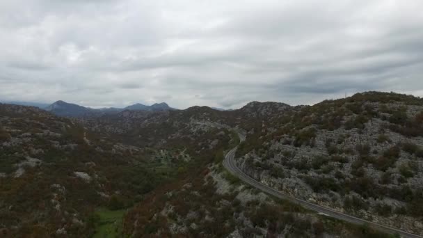Utsikt från toppen av bergen. Footage. Ovanifrån asfaltvägen på kullen — Stockvideo