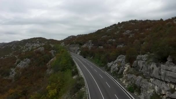 Vista dall'alto dell'autostrada in montagna. Un filmato. Vista dall'alto della strada e della montagna — Video Stock