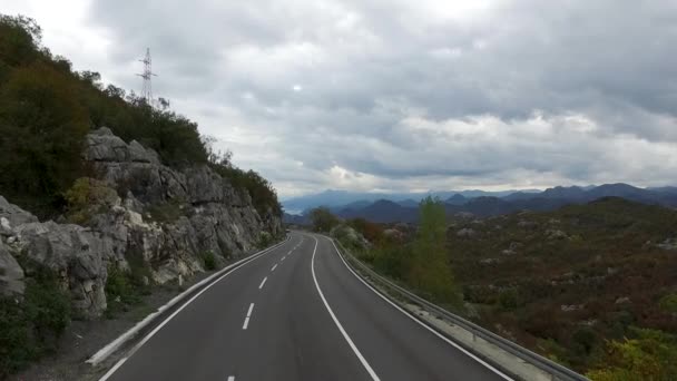 Vista dall'alto dell'autostrada in montagna. Un filmato. Vista dall'alto della strada e della montagna — Video Stock