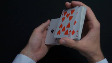 Poker oyunu - kartları karıştırma. Eller shuffing kartları mans. Yakın çekim. Eller iskambil karıştırma mans. Bayiler eller kartları karıştırma sırasında bir poker oyunu