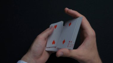 Poker oyunu - kartları karıştırma. Eller shuffing kartları mans. Yakın çekim. Eller iskambil karıştırma mans. Bayiler eller kartları karıştırma sırasında bir poker oyunu