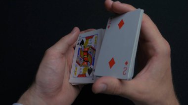 Poker oyunu - kartları karıştırma. Eller shuffing kartları mans. Yakın çekim. Eller iskambil karıştırma mans. Bayiler eller kartları karıştırma sırasında bir poker oyunu