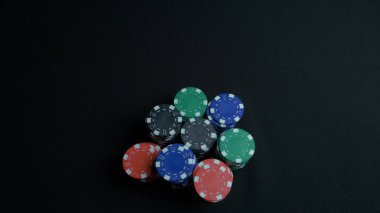 Poker fişleri yığını ve masada iki el. Yığın Yeşil Keçe kartı masa yüzeyi closeup Poker fişleri. Poker fişleri ve yeşil masa üstündeki elleri. Satıcı