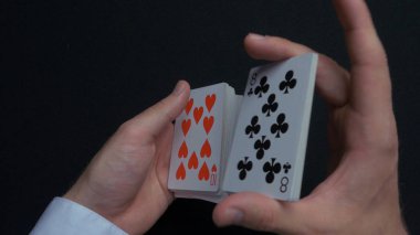 Poker oyunu - kartları karıştırma. Eller shuffing kartları mans. Yakın çekim. Eller iskambil karıştırma mans. Bayiler eller kartları karıştırma sırasında bir poker oyunu