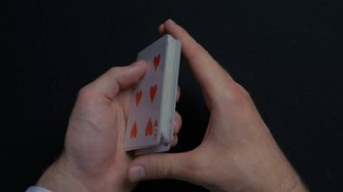 Poker oyunu - kartları karıştırma. Eller shuffing kartları mans. Yakın çekim. Eller iskambil karıştırma mans. Bayiler eller kartları karıştırma sırasında bir poker oyunu