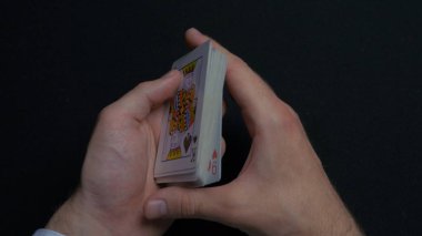 Poker oyunu - kartları karıştırma. Eller shuffing kartları mans. Yakın çekim. Eller iskambil karıştırma mans. Bayiler eller kartları karıştırma sırasında bir poker oyunu